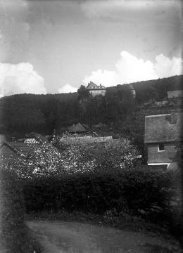 Bilstein, Ortseinblick - am Berghang: Burg Bilstein, seit 1927 Jugendherberge