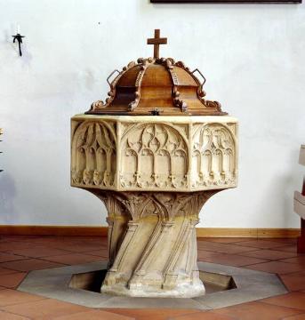 Katholische Pfarrkirche St. Lambertus: Achteckiger Taufstein mit Maßwerkdekor, um 1500