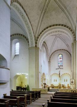 Kath. Pfarrkirche St. Ulrich, "Gaukirche", Gewölbebasilika: Blick durch die Kirchenhalle Richtung Altar