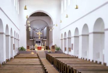 Ev. Abdinghofkirche: Kirchenhalle der Basilika, Blick Richtung Orgel und Altar
