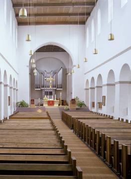 Ev. Abdinghofkirche: Kirchenhalle der Basilika, Blick Richtung Orgel und Altar