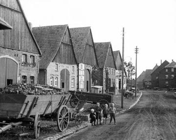 Bauernhäuser vom Typ des Längsdielenhauses an der Dorfstraße eines Bördedorfes (Standort unbekannt)