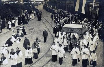 Große Prozession in Münster, 1905: Geistliche auf dem Weg zum Paulus-Dom [Postkarte ohne Verlagsangabe]