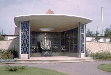 Halboffene Kapelle mit großer Marienplastik aus Bronze