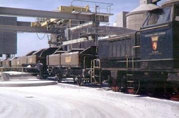 Güterzug der Westfälischen Landeseisenbahn bei der Kalksteinanlieferung im Zementwerk, Neubeckum