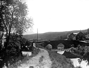 Steinbogenbrücke über die Sieg in Dreisbach, Dreis-Tiefenbach (Gemeinde Netphen). Undatiert, um 1930?