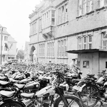 Liborifest: Motorräder auf dem Rathaus-Parkplatz