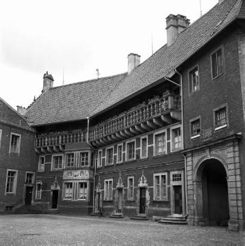 Schloss Rheda, Hofseite: Nebentrakt mit Galerie und Toreinfahrt