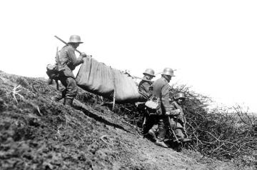 Infanterie im Ersten Weltkrieg: Transport eines Schwerverwundeten