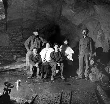 Bergarbeiter und Bergarbeiterinnen im Erzbergwerk