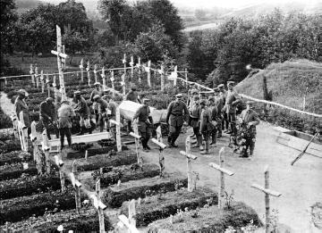 Infanterie im Ersten Weltkrieg: Beerdigung auf einem deutschen Soldatenfriedhof an der Westfront