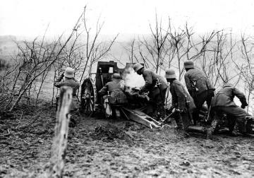 Artillerie im Ersten Weltkrieg: Leichtes Feldgeschütz beim Feuern in der Champagne (Frankreich) 1917