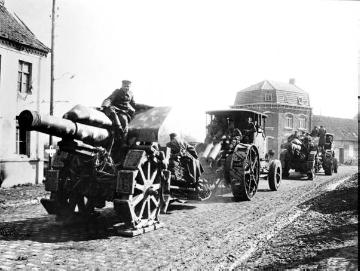 Artillerie im Ersten Weltkrieg: Motorisierte Mörserbatterie mit Besatzung während des Transportes