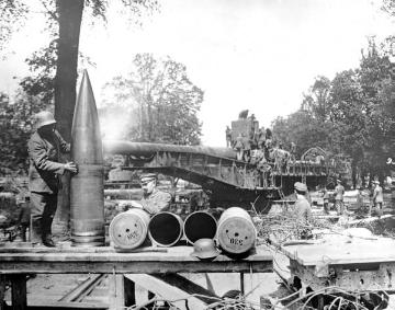 Artillerie im Ersten Weltkrieg: Eisenbahnbettungsgeschütz, Abreiben des Geschosses vor dem Laden