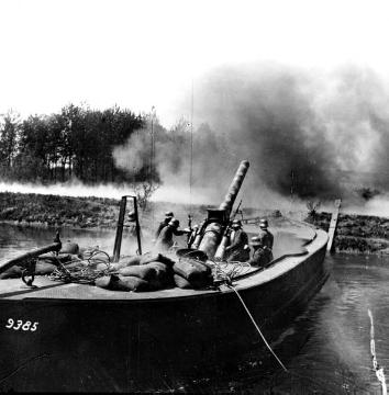 Artillerie im Ersten Weltkrieg: Prahmbatterie während des Abfeuerns