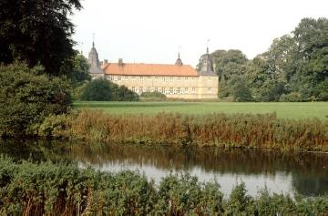 Schloss Westerwinkel bei Herbern: Blick von Süden über die Gräfte
