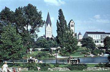 Paderquellen mit Blick auf den St. Liborius-Dom und die Abdinghof-Kirche