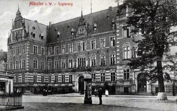 Münster-Altstadt um 1909: Regierungspräsidium am Domplatz, erbaut 1886 im Stil der Renaissance, abgerissen 1967 [Postkarte, Otto Schaberg, Münster]