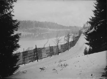 Erster Weltkrieg, Vogesen: Landstraße mit Schutzzaun nahe eines deutschen Feldlagers, ohne Ort, undatiert