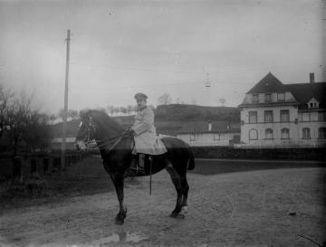 Erster Weltkrieg, Grußbild von der Westfront: Offizier zu Pferde, ohne Ort, undatiert