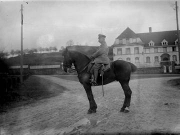 Erster Weltkrieg, Grußbild von der Westfront: Offizier zu Pferde, ohne Ort, undatiert