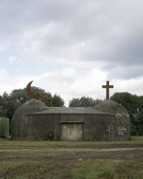 Bunker mit Halbmond und Kreuz auf dem Gelände der Cranger Kirmes