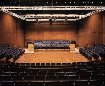 Konzert Theater Coesfeld, Zuschauersaal - erbaut 2007 und betrieben von dem Unternehmerehepaar Kurt und Lilly Ernsting im Rahmen ihrer Kulturstiftung "Ernsting Stiftung Alter Hof Herding"