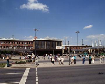 Hauptbahnhof mit Vorplatz, errichtet 1952