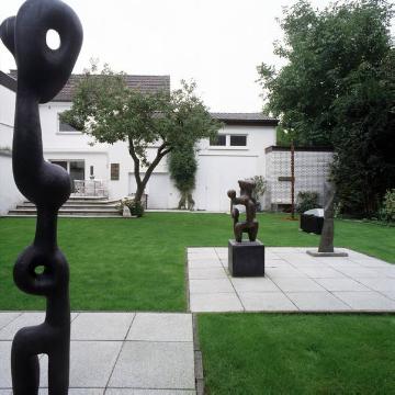 Museum Fritz-Winter-Haus: Skulpturen von Hans Steinbrenner (Frankfurt, 1928-2008) im Museumsgarten