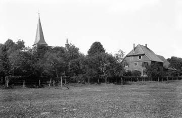 Ortsteil Hervest mit St. Paulus-Kirche und Hof Schulte-Tenderich (Blick von Süden)