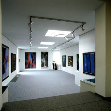 Museum Fritz-Winter-Haus, Ausstellung Fritz Winter: "Licht A 3", 1934 (Kopfwand rechts), Originalentwurf für das Folkwang-Museum Essen, und "Rotes Signal", 1967 (Kopfwand links)