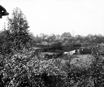 Gartenlandschaft während der Obstblüte, ca. 1913.