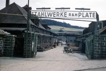 Stahlwerke Plate, Brüninghausen: Firmenschild über der Werkseinfahrt