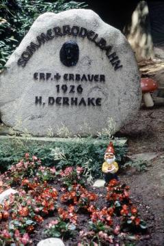 Grabstätte des Hermann Derhake, Begründer des Freizeitparks "Sommerrodelbahn" am Dörenther Berg