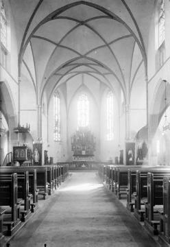 Kath. Pfarrkirche St. Antonius, Holsterhausen: Kirchenhalle Richtung Chor - eingeweiht 1913, im zweiten Weltkrieg weitestgehend zerstört