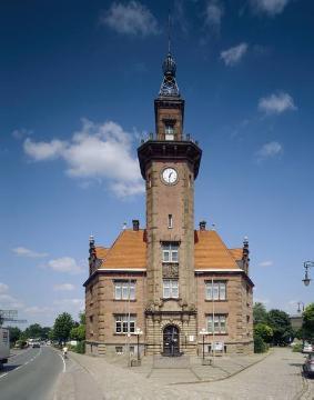Altes Hafenamt mit 38 m hohem Turm, erbaut 1898/99 im Stil der Neorenaissance, Architekt: Friedrich Kullrich, Baudenkmal - heute Sitz der Wasserschutzpolizei, Sunderweg 130