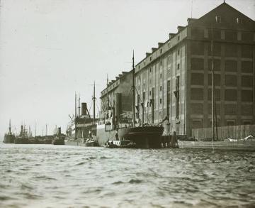Gertreidespeicher im Danziger Hafen, April 1924