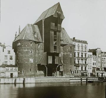 Krantor in Danzig-Rechtstadt - Stadttor mit Kranfunktion am Fluss Mottlau (poln. Motlawa), nach einem Brand des Vorgängerbaus aus dem 14. Jh. neu errichtet 1442-1444. Undatiert, um 1924?