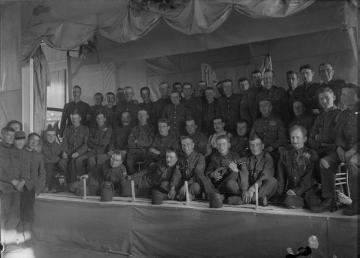 Richard Schirrmann, 1. Weltkrieg: "Engländer" - Englische Kriegsgefangene auf der provisorischen Bühne einer geschmückten Lagerhalle (vgl. 07_42) - vermutlich Flandern 1918