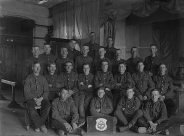 Richard Schirrmann, 1. Weltkrieg: "Engländer mit Wappen von East Lancashire" - Englische Kriegsgefangene in einer geschmückten Lagerhalle (vgl. 07_41/42) - vermutlich Flandern 1918
