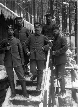 Erster Weltkrieg, Vogesen: Soldat Richard Schirrmann (vorn links) mit Kameraden des Landsturm Inf. Batl. Siegen vor einer Blockhütte, ohne Ort, undatiert