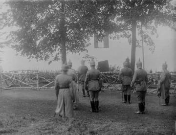 Erster Weltkrieg, Vogesen: Gefallenenehrung am Soldatenfriedhof nahe eines deutschen Feldlagers, ohne Ort, undatiert