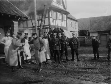 Erster Weltkrieg, Elsass: Feldküche des Landsturm Inf. Batl. Siegen auf einem Hof in Oberschäffolsheim