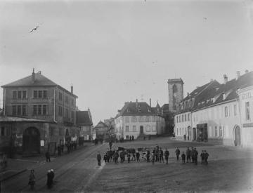 Ortsimpressionen, Westfront 1914-1918: Soldaten auf einem Marktplatz, ohne Ort, undatiert