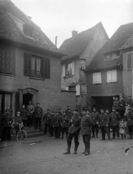 Erster Weltkrieg, Westfront: Soldatenkompanie des Landsturm Inf. Batl. Siegen (?) vor Quartiersgebäuden, ohne Ort, undatiert