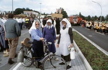 Festzug 850-Jahrfeier Nordwalde 2001: Landfrauen in historischer Arbeitstracht