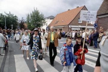 Festzug 850-Jahrfeier Nordwalde 2001: "Mode damals" - Heimatvereinsmitglieder in der Mode der 1970er Jahre