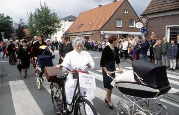 Festzug 850-Jahrfeier Nordwalde 2001: "Damals" - Hebamme mit Fahrrad und Kinderwagen aus vergangenen Zeiten