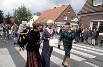 Festzug 850-Jahrfeier Nordwalde 2001: "Damals" - Heimatvereinsdamen in der Mode vergangener Zeiten