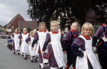 Festzug 850-Jahrfeier Nordwalde 2001: Kindertanzgruppe des Heimatvereins